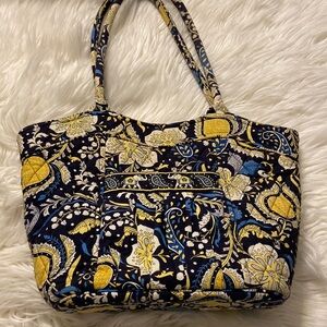Vera Bradley Tote excellent condition no rips or stain or smell have zipper